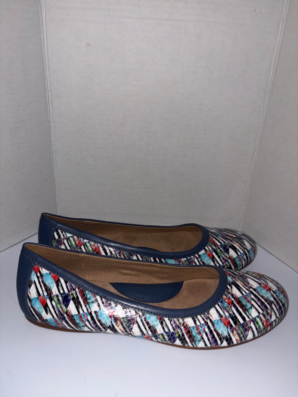 SoftWalk Multicolor Patterned Ballet Flats with Navy Trim size 9.5
